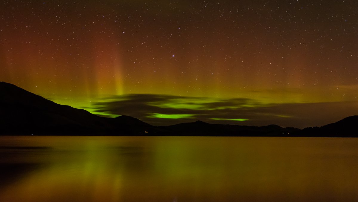 Hard to believe that this  #BitOfNewZealand was the same location same night, camera pointed 30° further to the SW with a pulse of Aurora Australis action.ONE HOUR EARLIER than the above photo! #DunnerStunner  @Lovedunedin  @PureNewZealand  @NZGeographic