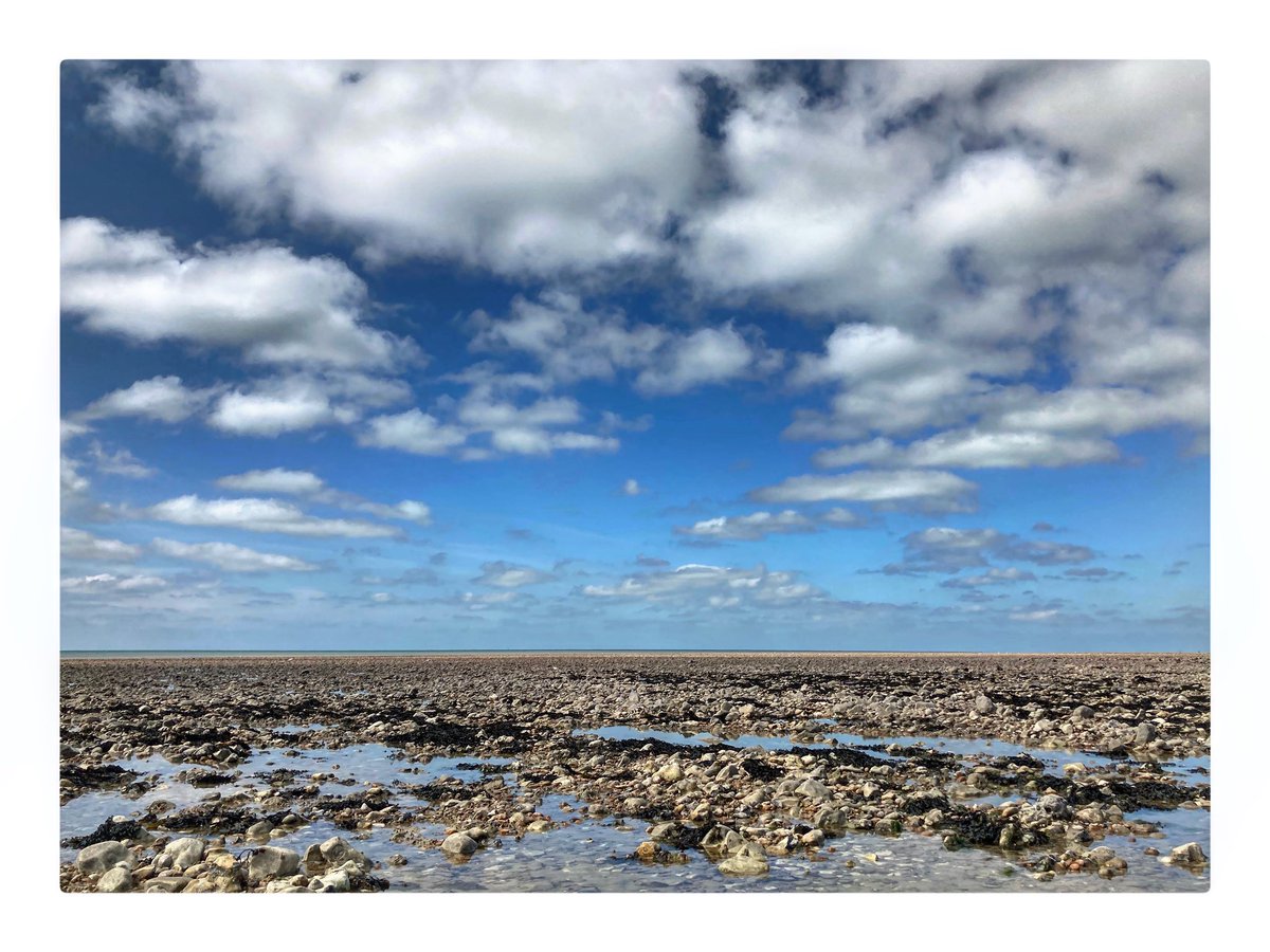KeironHillhouse's tweet photo. Low tide on Ferring beach. #worthing #ferringbeach https://t.co/rNqe0wV17W