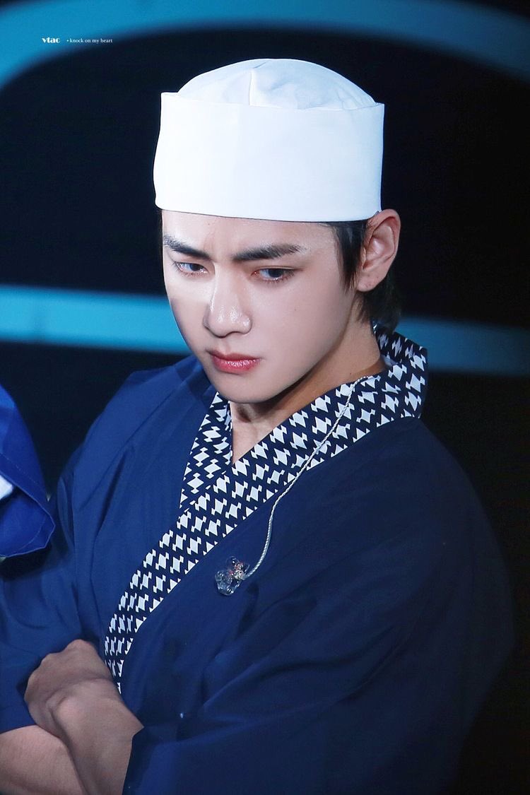 itsvtw's tweet photo. kim taehyung, ramadhan edition https://t.co/oW2FTOmhBv