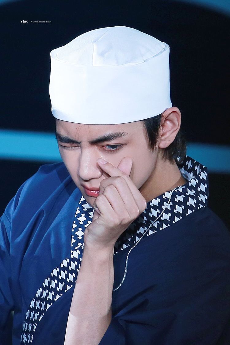 itsvtw's tweet photo. kim taehyung, ramadhan edition https://t.co/oW2FTOmhBv