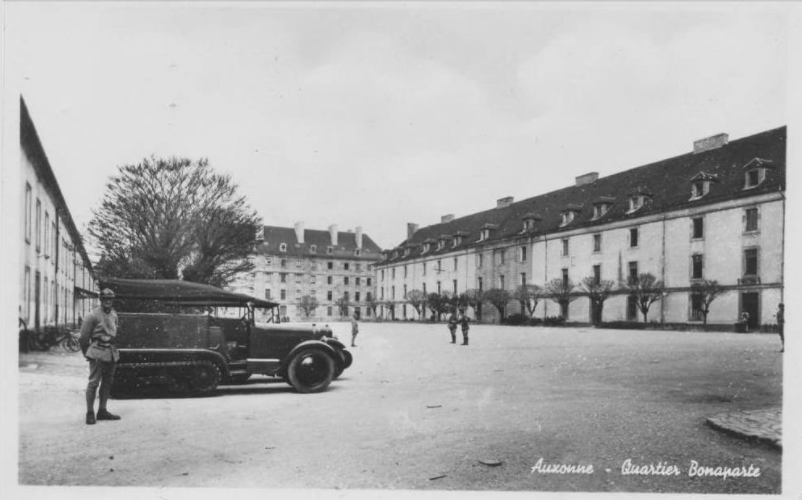 comlogterre1's tweet photo. #LESAVIEZVOUS ?
Le @511eRTofficiel abrite une reconstitution de la chambre du jeune lieutenant Bonaparte au 18ème siècle, la "Chambre Bonaparte". Bonaparte était arrivé au régiment de la Fère en 1788 avant d'être connu plus tard comme l'empereur des Français.
📸 #511RT https://t.co/biqiCBMs9I
