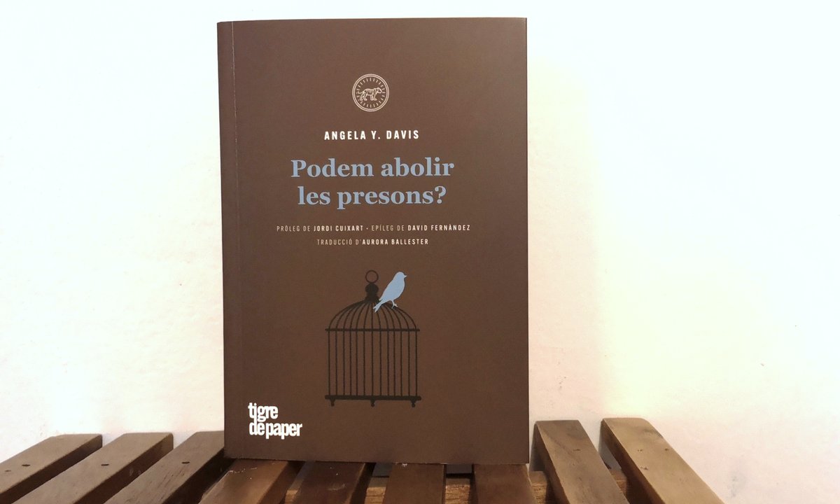 📣 Nou llibre! 

‘Podem abolir les presons?’ D’Angela Davis amb pròleg de Jordi Cuixart i epíleg de David Fernàndez. Publiquem el llibre d'aquesta referent internacional. Un debat molt necessari d’afrontar i que emmarquem en el context català.

📲 tigredepaper.cat/home/119-podem…