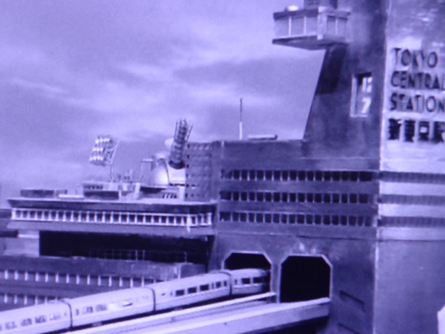 Gr 7 もうホントに恥ずかしいのだけれど この歳になってはじめて ウルトラq 地底超特急西へ の新東京駅に Aサイクル光線車がそのまんま 装備されていることに気が付いた 小さい頃から ペギラやガラモンとか巨大怪獣出る話以外は真面目に見て