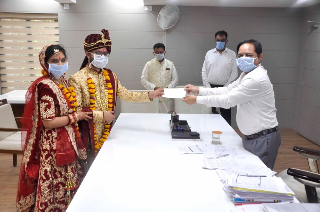 CollectorBK's tweet photo. અંબાજીના નવપરિણીત યુગલ દ્વારા તેઓના લગ્ન પ્રસંગે મળેલ ભેટ - સોગાદ પેટેના રૂ ૧,૧૧,૧૧૧/- ની રકમ લગ્નવિધી બાદ તુર્ત જ કલેકટર કચેરી આવીને #pmcaresfund મા યોગદાન રૂપે આપી. જે બદલ નવદંપતિને બિરદાવ્યા તેમજ તેઓને લગ્ન જીવનની શુભેચ્છા પાઠવી. @pkumarias @CMOGuj @PMOIndia https://t.co/lVHDLay6IP