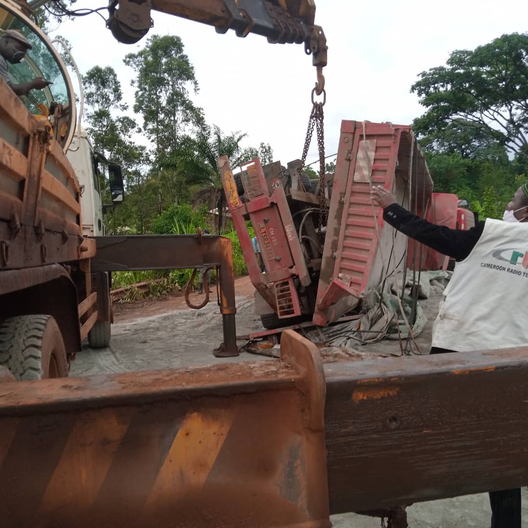 CRTV_web's tweet photo. Circulation automobile perturbée entre Mbouda et Bafoussam depuis l'aube. Une semi remorque a percuté et tué cinq  enfants qui se rendaient dans les plantations à Bamedjinda (descente Mbado) vers 5h30 ce matin. Le chauffeur avait perdu le contrôle du véhicule. https://t.co/6EN0oWqzXc