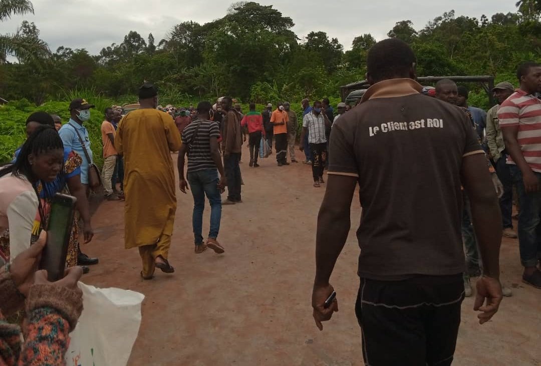CRTV_web's tweet photo. Circulation automobile perturbée entre Mbouda et Bafoussam depuis l'aube. Une semi remorque a percuté et tué cinq  enfants qui se rendaient dans les plantations à Bamedjinda (descente Mbado) vers 5h30 ce matin. Le chauffeur avait perdu le contrôle du véhicule. https://t.co/6EN0oWqzXc