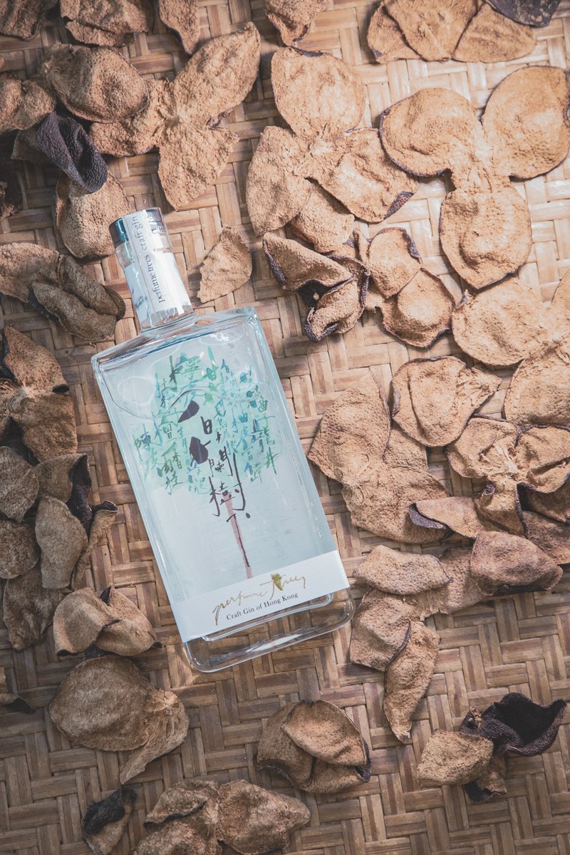 GinTrees's tweet photo. It takes 15 years of sunlight for our tangerine peel to mature, turning into the nostalgic flavour of Hong Kong

十五年的晴天濃縮於一小片陳皮當中
化成你在遠方對香港的掛牽

@GinTrees #perfumetreesgin #perfumetrees #hongkonggin #hkgin #白蘭樹下 #chenpi #sundriedtangerinepeel #陳皮 https://t.co/zogW79dA9U