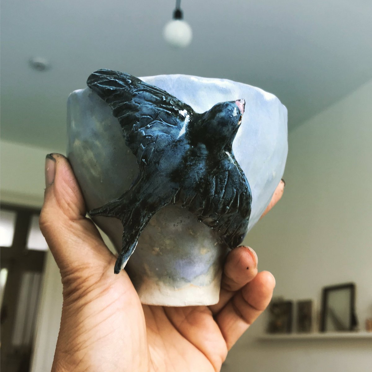 sakurabiscuits's tweet photo. ツバメをほめられて嬉しい朝。爪黒いのは漆デス(とれない)。#bird #mugcup  #042 for make to #onehundred #birdmug #coffeebreak 
#トリ #マグ #マグカップ #めざせ #100個 これで #42個 目。
#陶芸 #sakurabiscuit #トリマグ #ツバメ #swalow #ceramic #mywork
#おうちでカフェ https://t.co/UUhIzpUtu3