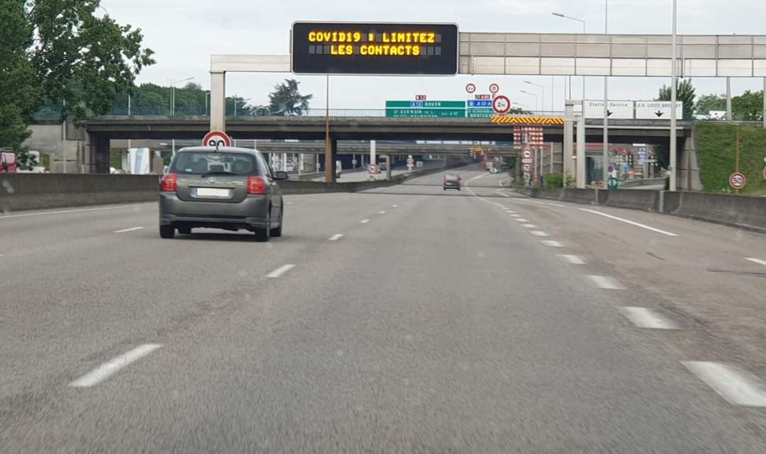Gendarmerie_078's tweet photo. #Scoop ! ⚠️ 
Nous avons un secret à vous révéler! 🤫
Non, la voie de droite n'est pas infectée par le COVID19.😲
Vous pouvez de ce fait l'utiliser sans risques 😉 

#COVID19 https://t.co/a7OhXeDSIA