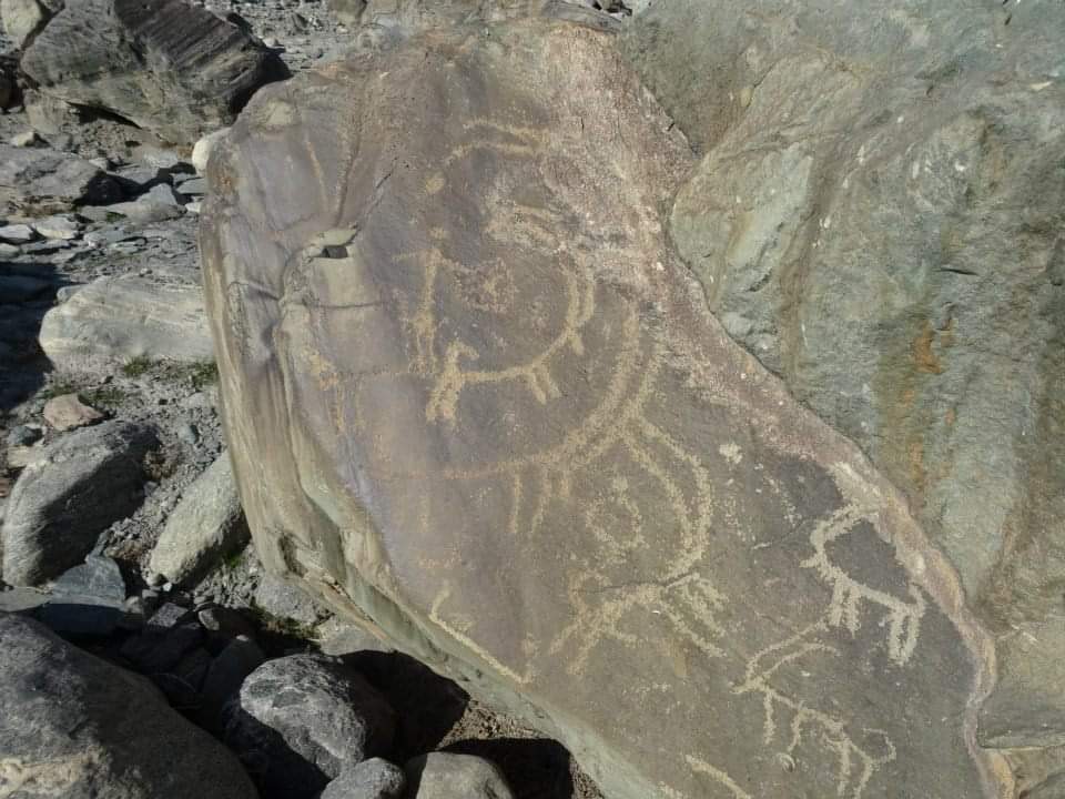 who knew how to make stone tools (arrowhead) and most probably they hunted in groups. (The rock engravings show a bow, an arrow and a group of hunters hunting). After these, the second group includes images of demigods, herders and communities and shepherds, probably nomads