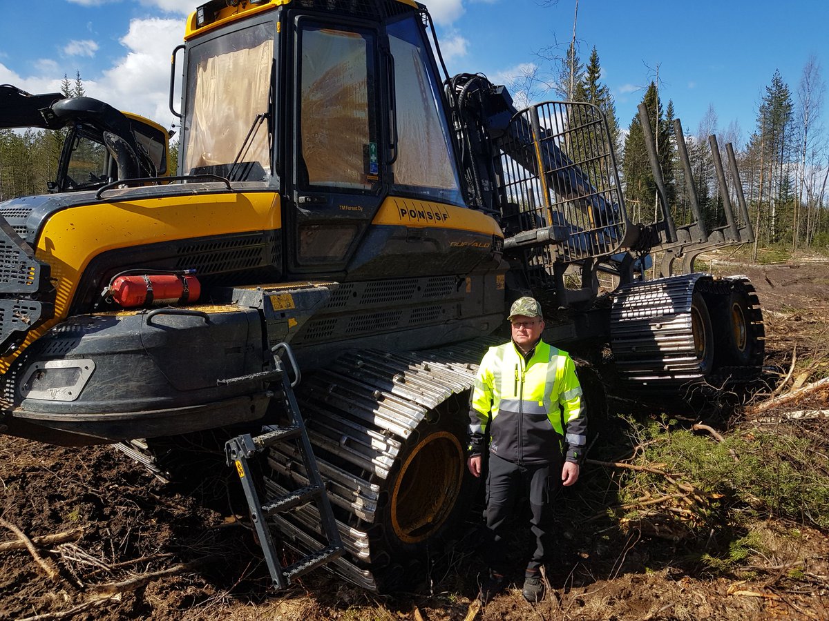 Kelirikkoaikanakin puunkorjuu onnistuu oikella kalustolla. Onnittelut koneyrittäjä Tero Mikkonen TM Forest Oy Metsähallituksen hopeisesta ansiomerkistä. #metsätalous #Metsähallitus #160kestäväätekoa