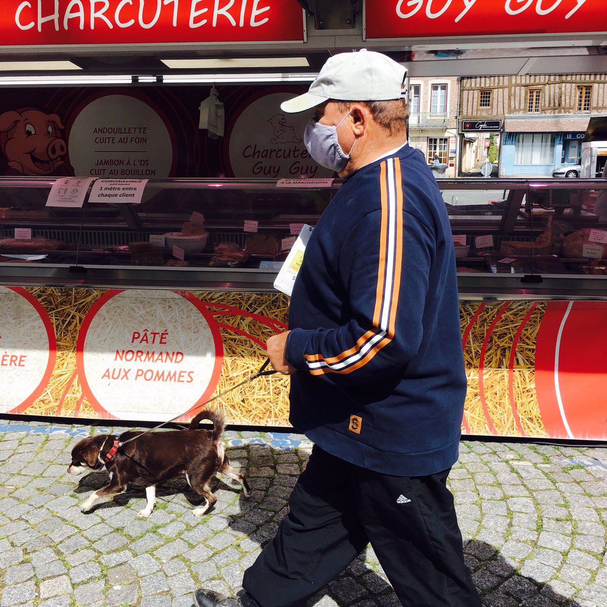 MAThierry1's tweet photo. Bref j'ai fait des photos au marché du Neubourg 😷 #avecmonmasque #Covid19 #deconfinement #eure #normandie #coronavirus @afpfr @lemondefr https://t.co/HWSuaUac9O