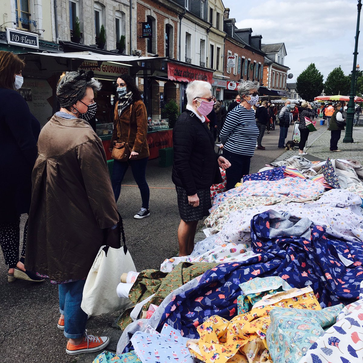 MAThierry1's tweet photo. Bref j'ai fait des photos au marché du Neubourg 😷 #avecmonmasque #Covid19 #deconfinement #eure #normandie #coronavirus @afpfr @lemondefr https://t.co/HWSuaUac9O