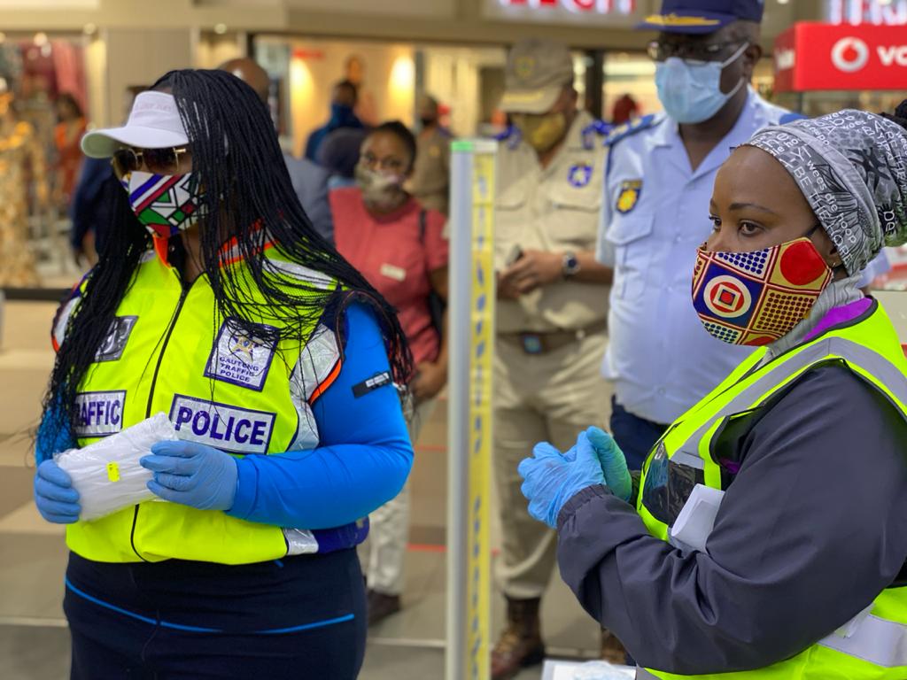 NkomoNomantu's tweet photo. Together with @GautengDED MEC @Morakane, we are at Randfontein Mall to monitor compliance & ensure the Protection of consumers from excessive, unfair, unreasonable or unjust pricing of goods&services during the #Level4SALockdown
@GautengTreasury @GautengeGov
#StayHome
#StaySafe https://t.co/YkvRaGyjsc