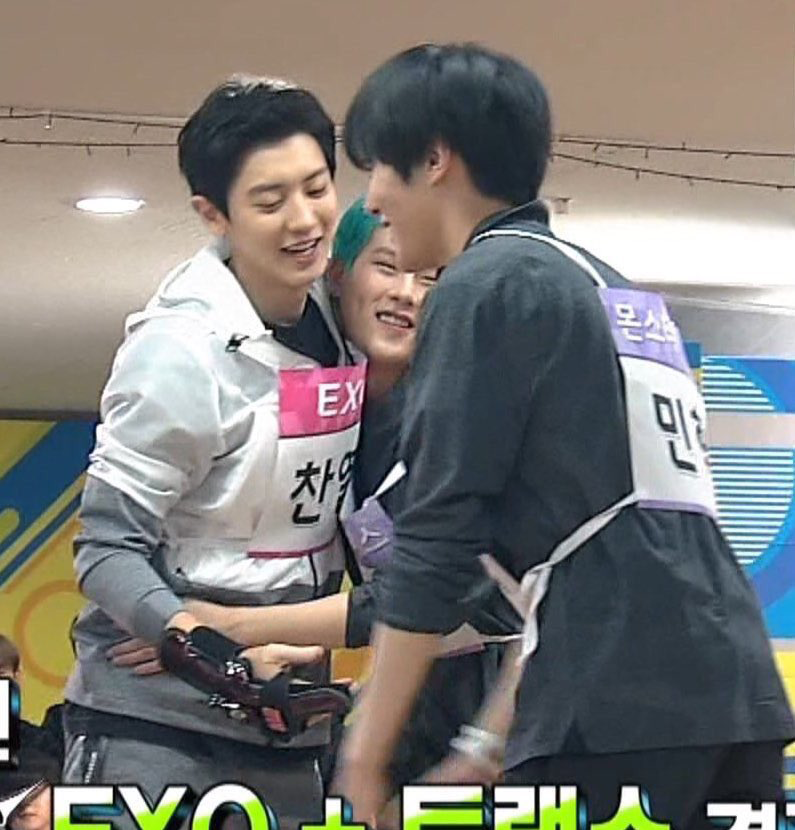 MissCHpk's tweet photo. รู้ว่าชานยอล-จูฮอนรู้จักกันตั้งแต่สมัยเรียน ที่อัพรูปคู่กันตอนมอนเอ้กเดแรกๆอะ แต่อันนี้เพิ่งรู้เลย ในweekly idol จูเล่าว่าตีกลองตั้งแต่ม.ต้น พอม.ปลายก็ได้อยู่วงเดียวกับชานยอลฮยอง คือน้องถูกชานยอล(ที่ตอนนั้นน่าจะหาคนเล่นกลองได้เข้าวงอยู่)เลือกไป ฮือออ https://t.co/mbadLpqehX