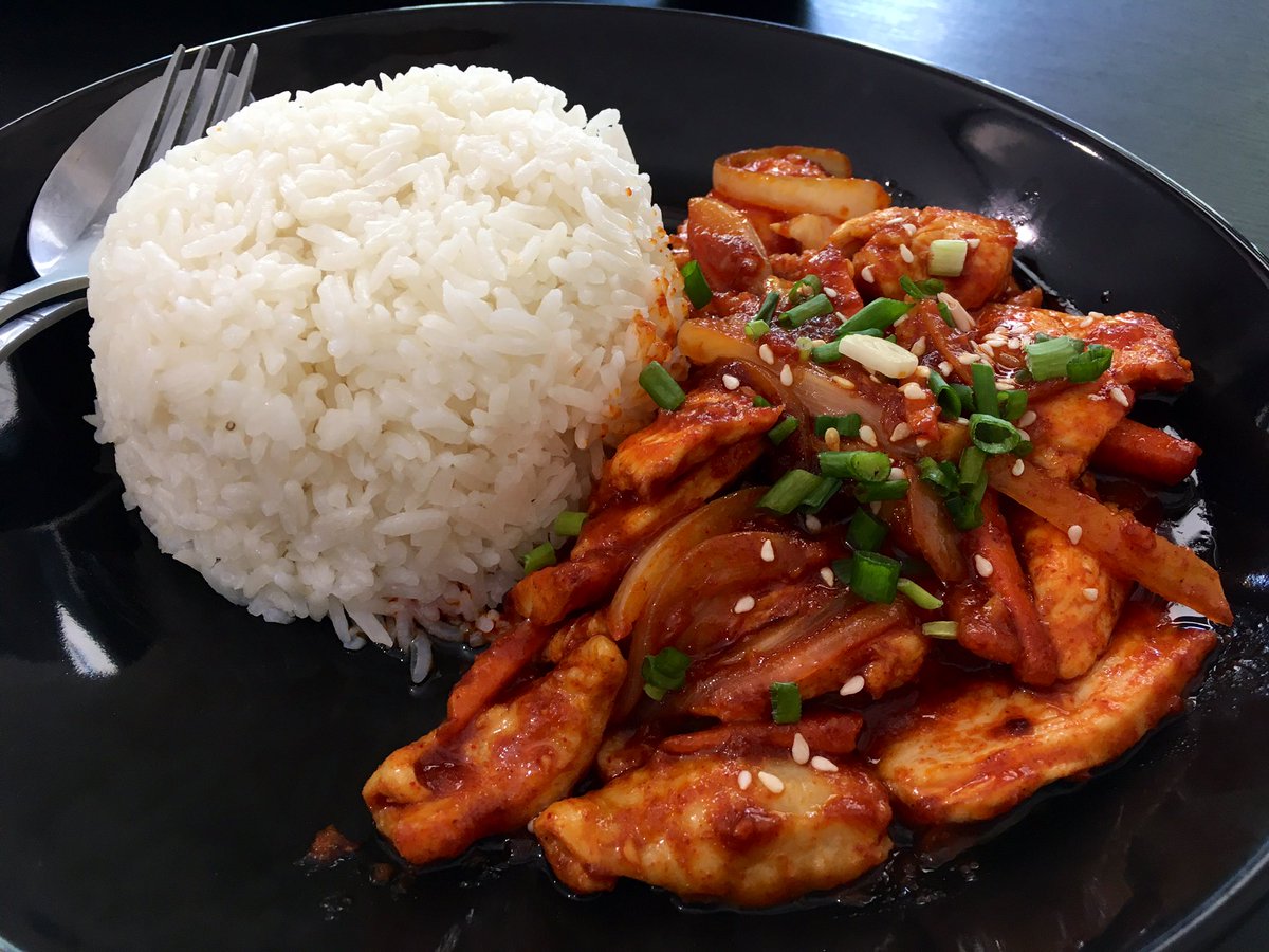 DarrylDaugherty's tweet photo. It’s a favorite… Korean chili paste chicken and rice and fried pork dumplings. #DiningWithDarryl #KoreanFood https://t.co/IRutVtJLBA