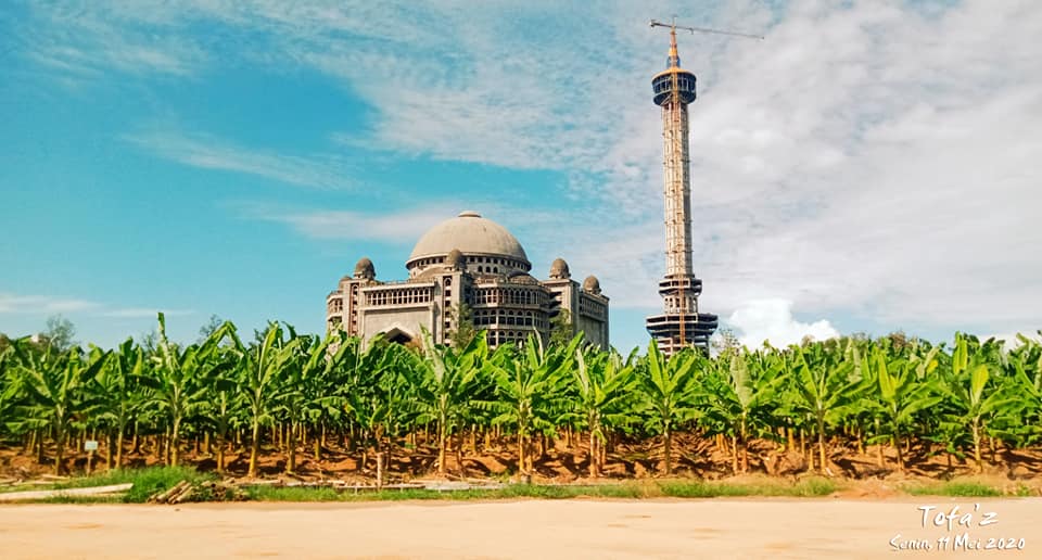 hern4w4nsetia's tweet photo. Masjid Rahmatan Lil'alamin, Kebun Pisang dan Istana Beras Ma'had Al Zaytun Indramayu Jawa Barat Indonesia https://t.co/qVzYScgKoc