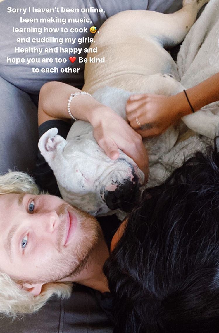 luckiIyluke's tweet photo. luke and his girls... true love! https://t.co/DMuIeyq2W3