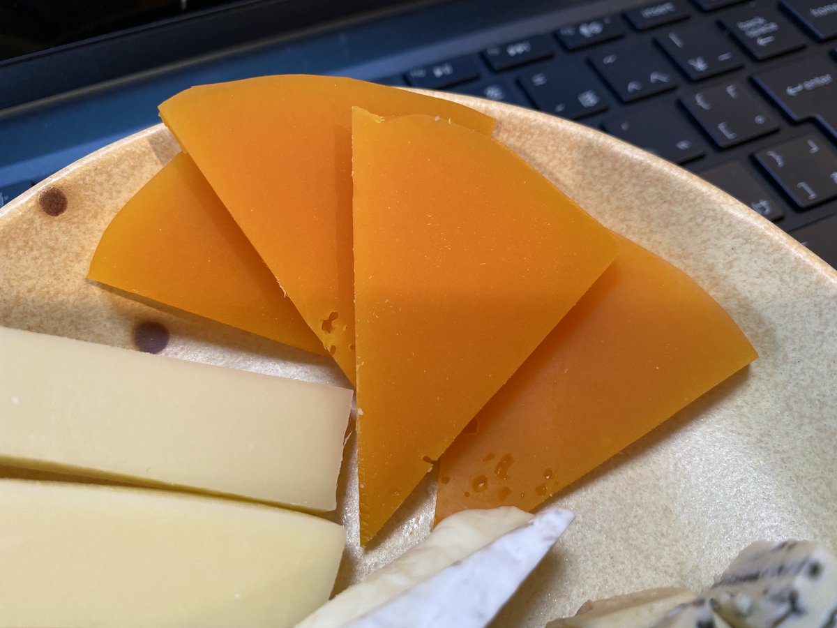 Jhc World そしてこちらが ミモレット ルーツはオランダのエダムチーズにあるのでは と言われていますが 鮮やかなオレンジ色のチーズは日本のからすみ にも似ています なんと熟成が進んだミモレットは風味もからすみに似るらしいです そのため