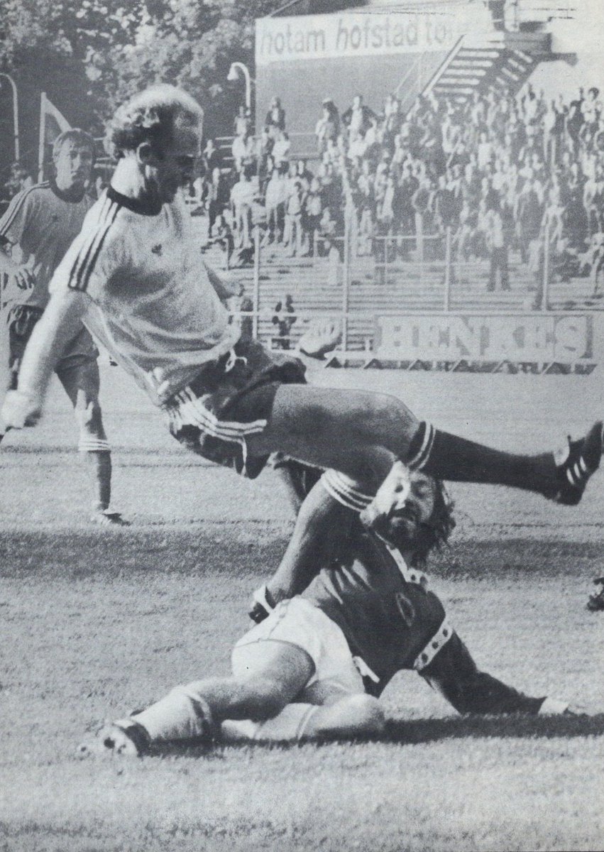 LCFCprogs's tweet photo. 1/3

23rd Aug 1978
#LCFC v #SUFC – Jock’s 1st home game, but no room for a column; the budget’s been cut post-relegation - we’ve got an artist’s impression for a front cover, but it’ll be gone by November; #Armstrong, #Rofe, #Webb &amp; #Kelly get stuck into pre-season in Holland… https://t.co/vAWTzM4AIP