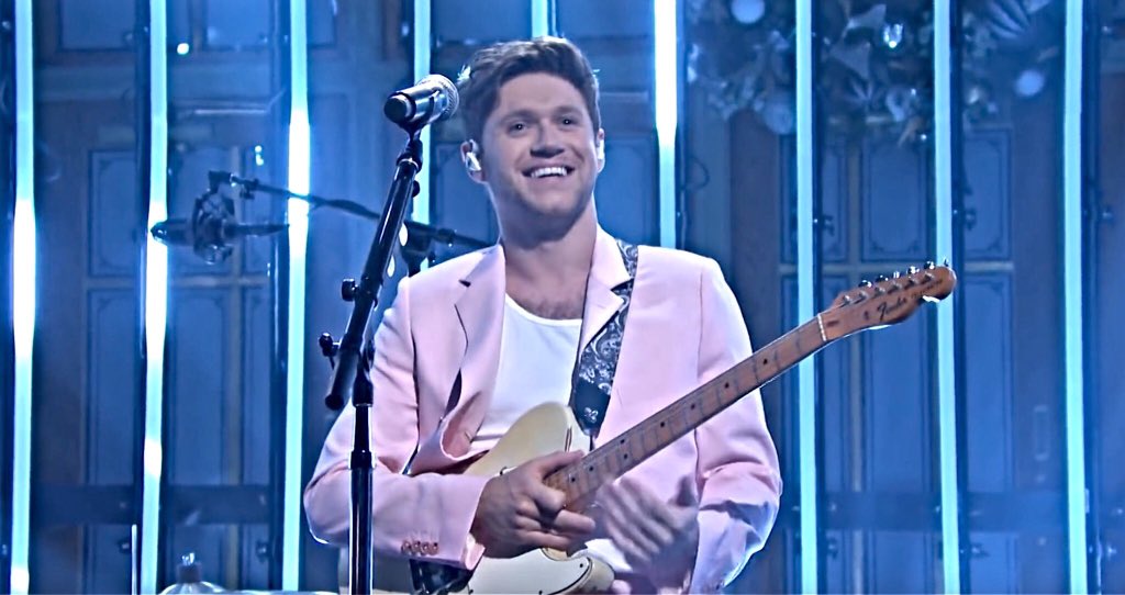 Niall’s smile, a thread