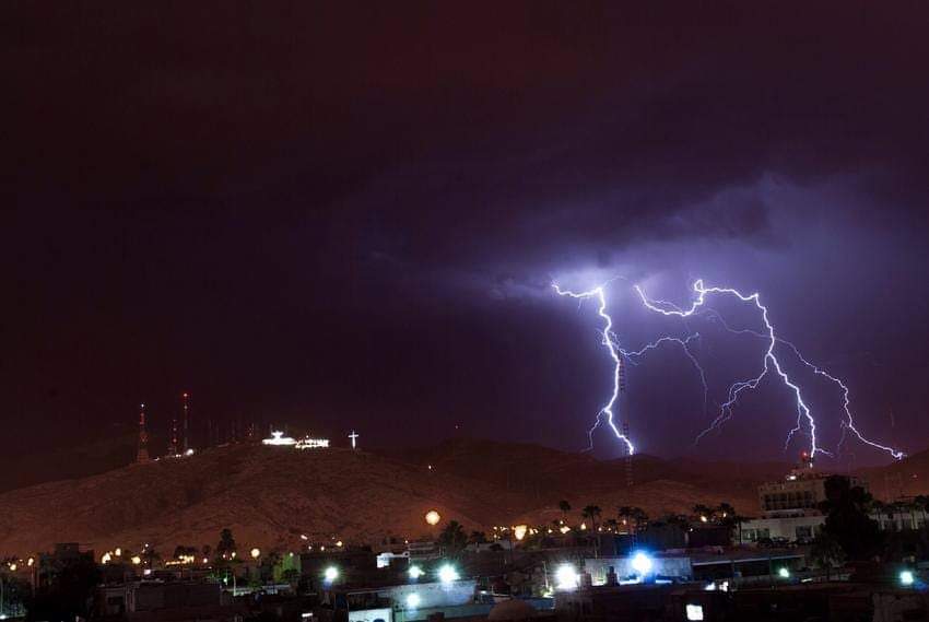 Miviejotorreon's tweet photo. Tormenta electrica sobre el cielo de torreon. https://t.co/qNslUkzSd6