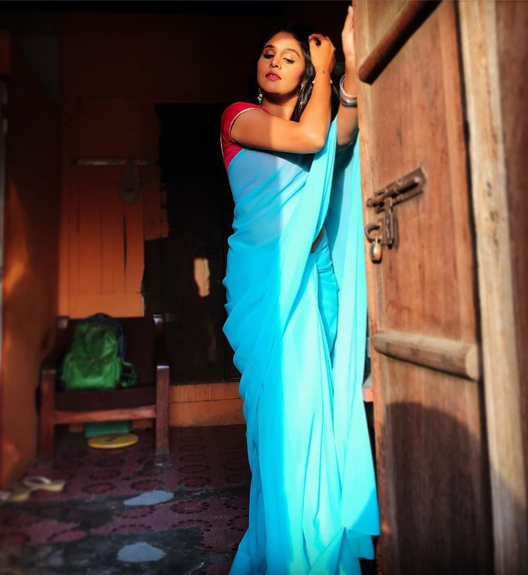 Marathi_Celebs's tweet photo. Wishing a very Happy birthday to the elegantly beautiful actress Akshaya Deodhar 🎂💗
@Akshayadeodhar
#AkshayaDeodhar #HappyBirthday #HBD #Anjali #PathakBai #TJR #TujhyatJeevRangala #Elegant #Gorgeous #MarathiActress #MarathiCelebs .
.
.
Follow us - @Marathi_Celebs . https://t.co/d2QJgm3WhN