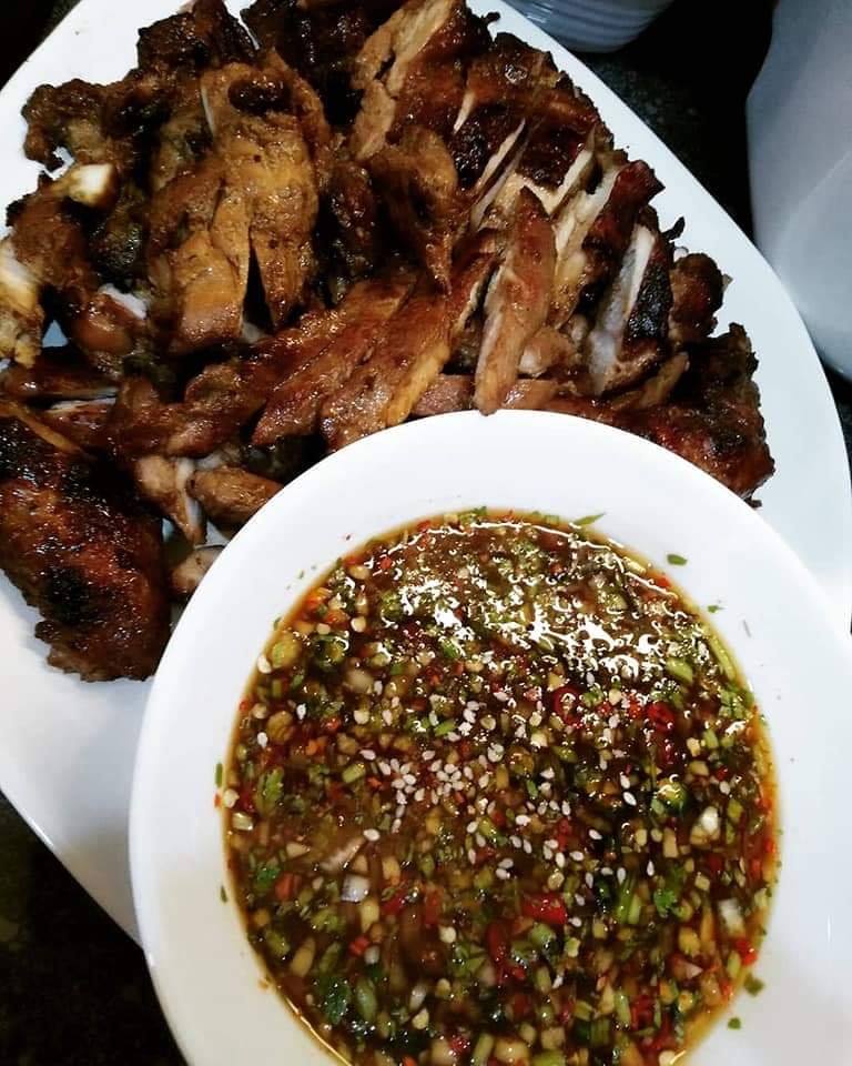 FoodViralMY's tweet photo. Sedap gila! nak kongsikan resipi ni, Ayam Meraung. Berinspirasikan daging bakar Thai, tapi kali ni  guna ayam atas permintaan kluster ayam kat rumah ni. Ayam potong 4,  guna bahagian peha dan betis, buang tulang.

Jom try geng 😊 https://t.co/Xhk9ViAJqg