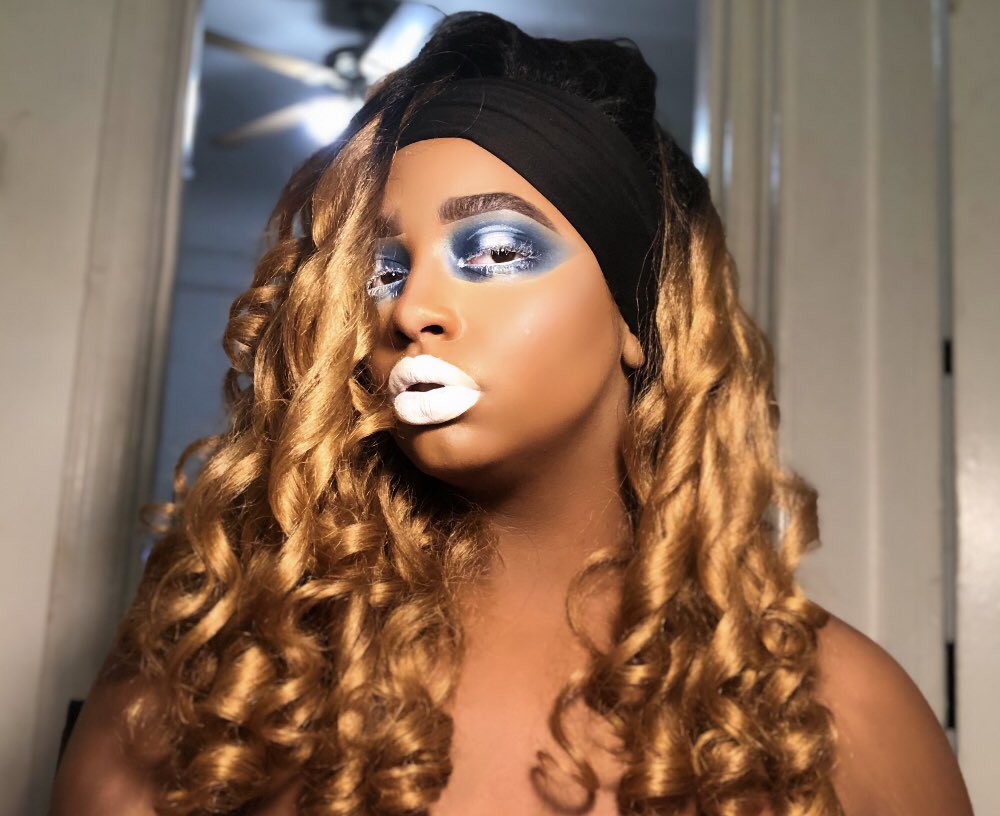 xchica143's tweet photo. Since it’s so hot in LA 🥵 I needed something iceyy❄️🥶
#lamua #explore #explorepage #haloeyeshadow #hollywood #makeup #goldenhour #brownskingirls #LA #white #icey #blue #thickbrows #fentybeauty #fentyface #naturallashes #lashesonfleek #fulllips #makeuplooks #quarantinemakeup https://t.co/xUqn5j5hSC