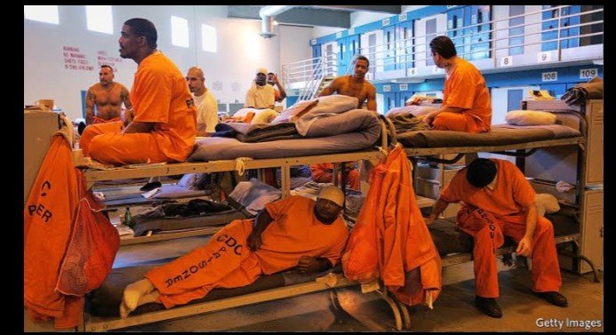 Ongea siasa or ho to jail 
Me