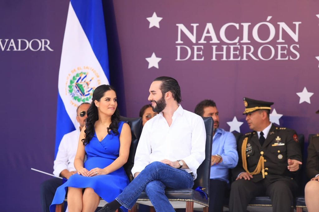 Chinita_Lohan's tweet photo. Que los ricos suenen las cacerolas quiere decir que vamos por el camino correcto!!!

Así los tiene un joven bachiller, q usa gorra y no le gusta usar corbata

Tiene lo q Los Mismo de Siempre NUNCA tuvieron, el apoyo del PUEBLO

#ProtestaDeRicos
#CacerolazoFallido

#QuedateEnCasa https://t.co/XHwEStjC6b