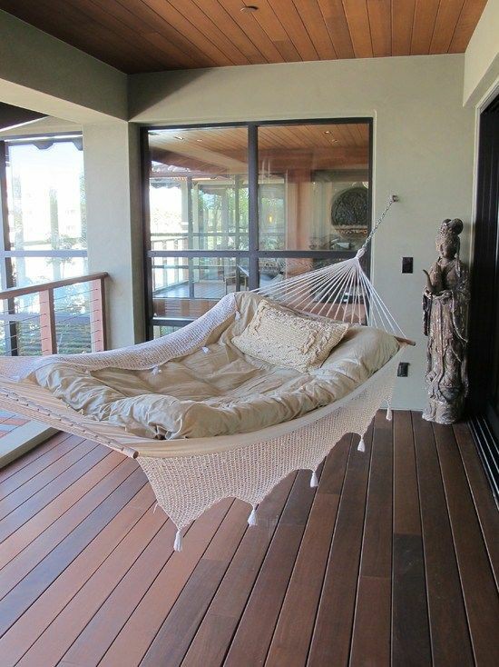 ㅤㅤDi balcony ada ayunan untuk santai, karna yang punya rumah suka rebahan jadi harus ada tempat rebahan dimana-mana.