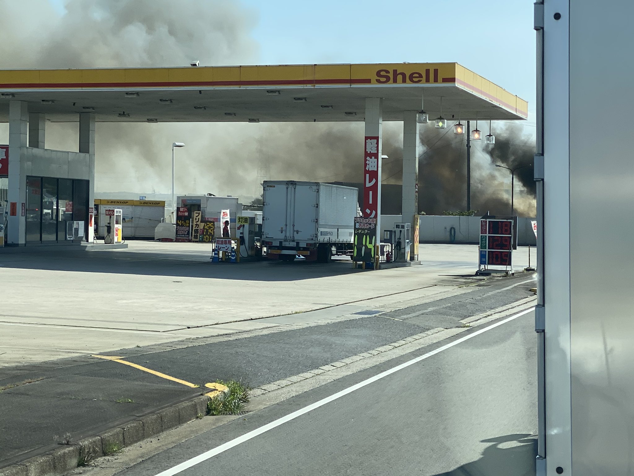 鈴鹿市上野町で火事が起きている現場の画像