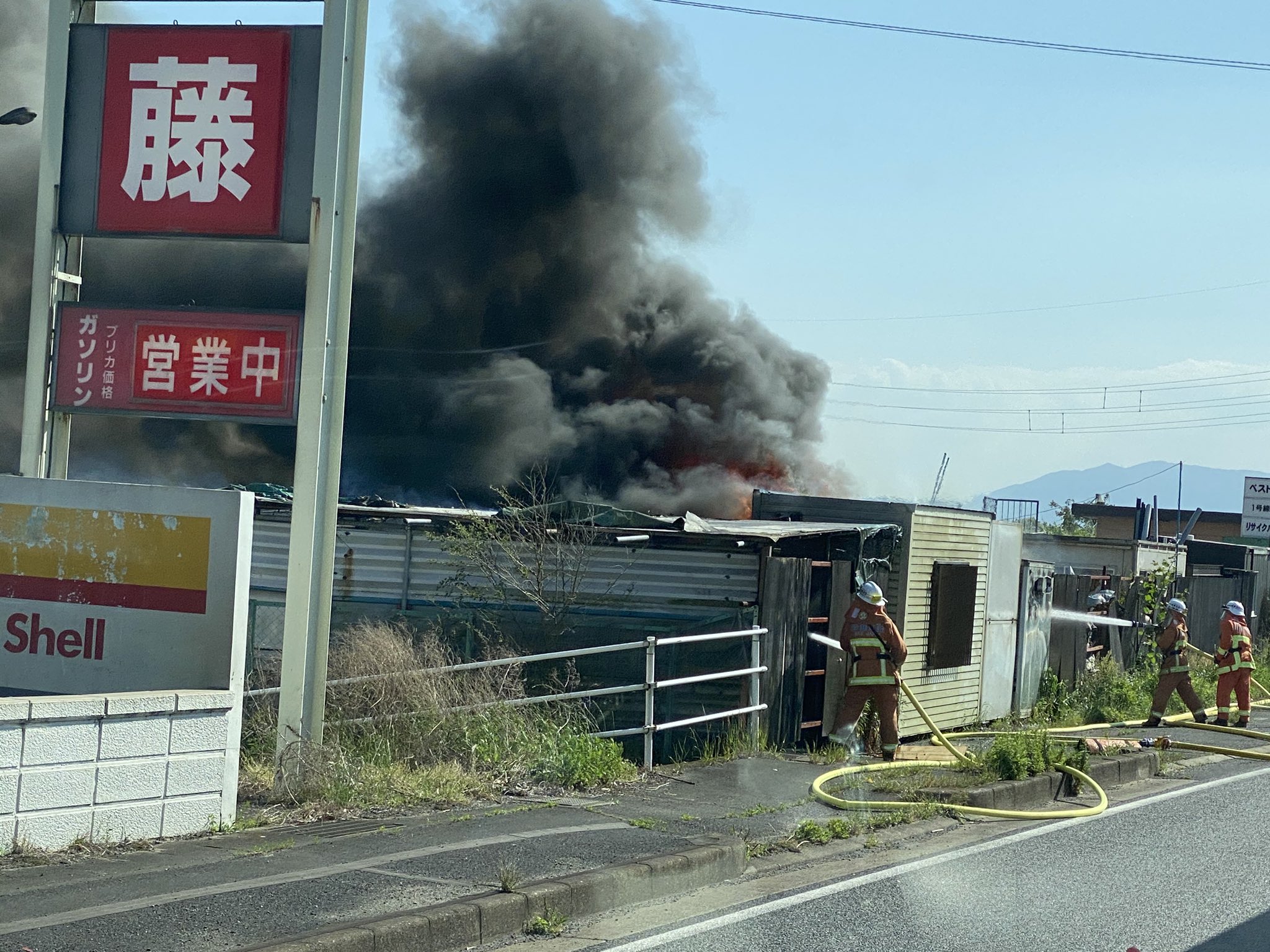 鈴鹿市上野町で火事 1号線沿いの建物から出火し周辺封鎖 爆発音で騒然 ニュース速報japan