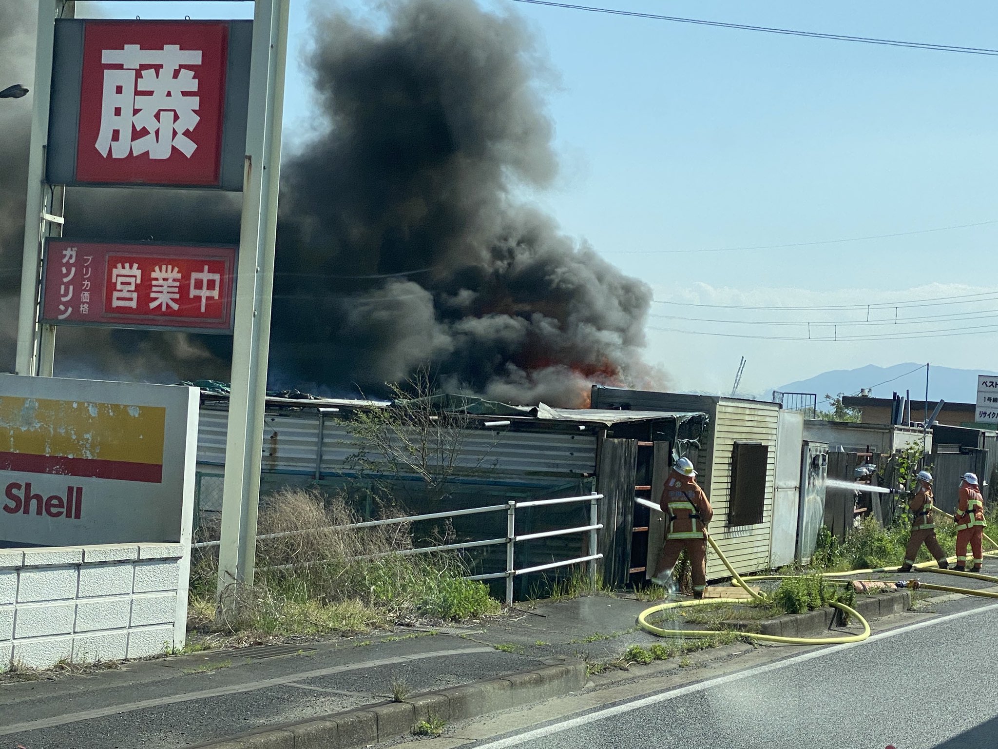 鈴鹿市のガソリンスタンド横の建物で火災の画像