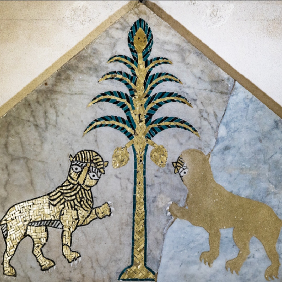 MuseoBellomo's tweet photo. #iorestoacasa #museichiusimuseiaperti #laculturanonsiferma
https://t.co/7HmdKSELdn
Lavoro normanno, sec. XII
Lastra con leoni affrontati ai lati di una palma.
Marmo, lavorazione a mosaico in pasta vitrea, cm 76×95
Galleria Regionale di Palazzo Bellomo - Sala II https://t.co/JBvzBxaV3C