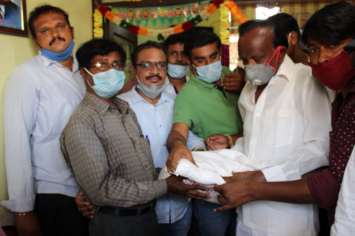kshrac's tweet photo. We distributed dry rations to all TV Reporters in Hosakote taluk... https://t.co/aYd0TzVFIy