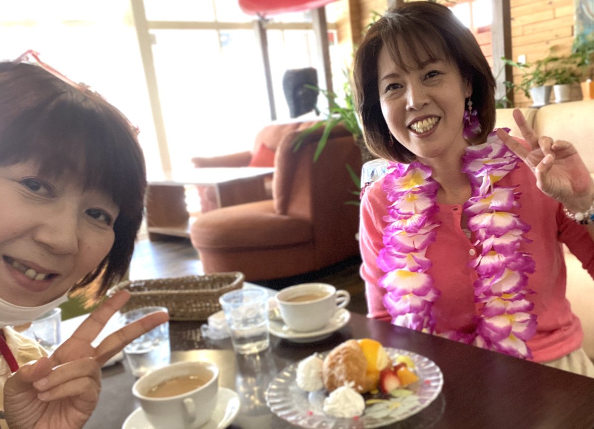 okan_1010's tweet photo. ハッピーバースデー♫
仲良しのお客さまの
お祝い∩^ω^∩
年頃の娘さんが4人の
ママとは思えない美魔女♡
元の良さと...うちの化粧品の
おかげーーーだよね😁😁
アクセ〜マスクまで
手作り得意で勉強好きな
彼女から教わる事ばかり❗️
今日も話が止まらない
のでした(๑>◡<๑)
#ハッピー薬店 https://t.co/MbouQITc9O