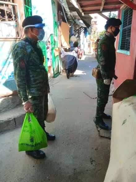 34thSAC's tweet photo. Personnel of 34SAC extended help by giving of grocery items and six (6) kgs of rice to the family of Mr. Rorvirto S. Bello, a resident of Brgy. Lower Bicutan, Taguig City.

#PNPPKakampiMoLabanSaCOVID19
#TeamPNP
#WeServeAndProtect
#34thSpecialActionCompany
#AdoptAFamilyProgram https://t.co/m8Gd6dwIwS