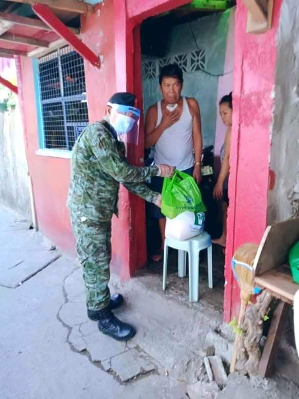 34thSAC's tweet photo. Personnel of 34SAC extended help by giving of grocery items and six (6) kgs of rice to the family of Mr. Rorvirto S. Bello, a resident of Brgy. Lower Bicutan, Taguig City.

#PNPPKakampiMoLabanSaCOVID19
#TeamPNP
#WeServeAndProtect
#34thSpecialActionCompany
#AdoptAFamilyProgram https://t.co/m8Gd6dwIwS