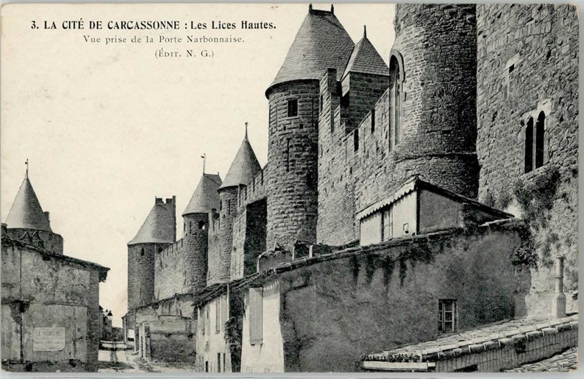 Le quartier des Lices, Cité de #Carcassonne se composait d’habitations insalubres où les familles et les animaux domestiques vivaient pêle-mêle. La démolition des maisons des Lices fut une opération longue et compliquée qui dura jusqu’en 1911 books.openedition.org/editionsmsh/34…