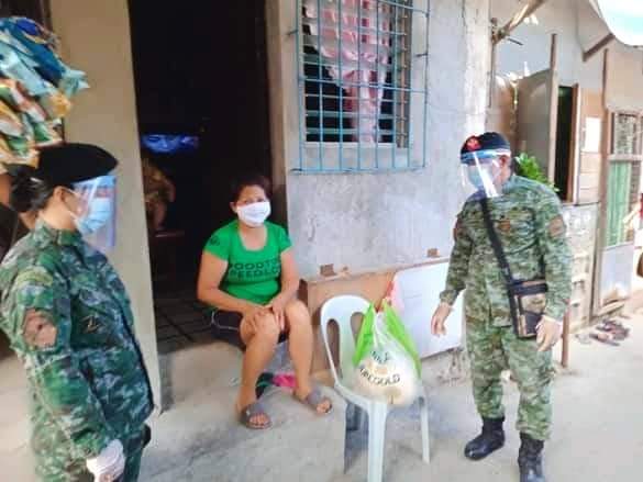 34thSAC's tweet photo. Personnel of 34SAC extended help by giving of grocery items and six (6) kgs of rice to Mrs Vergenita Cabatchete, wife of a construction worker and  resident of Samabana Purok 6-D, Brgy. Lower Bicutan, Taguig City.

#PNPPKakampiMoLabanSaCOVID19
#TeamPNP
#AdoptAFamilyProgram https://t.co/4luVslYZZZ
