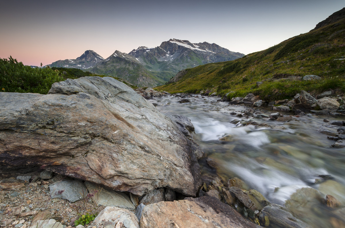 Valle_dAosta's tweet photo. Oggi con il nostro #Buongiorno vi portiamo in un altro angolo di #ValledAosta suggestivo...alba sul #Rutor

(foto F. Sisti)

https://t.co/mPCqm0l8pF 

#Fase2 #13maggio https://t.co/mRJAzfSHkU