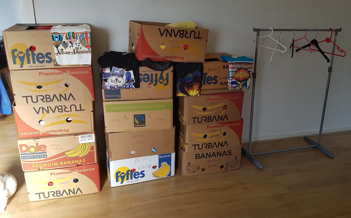 gertjanveldman's tweet photo. Uitdaging van de dag. 14 bananendozen vol ballonkleding en maar 1 kledingrekje past in het nieuwe "Ballonmuseum" #evennietballonvaren https://t.co/QABpuJ5Q7d
