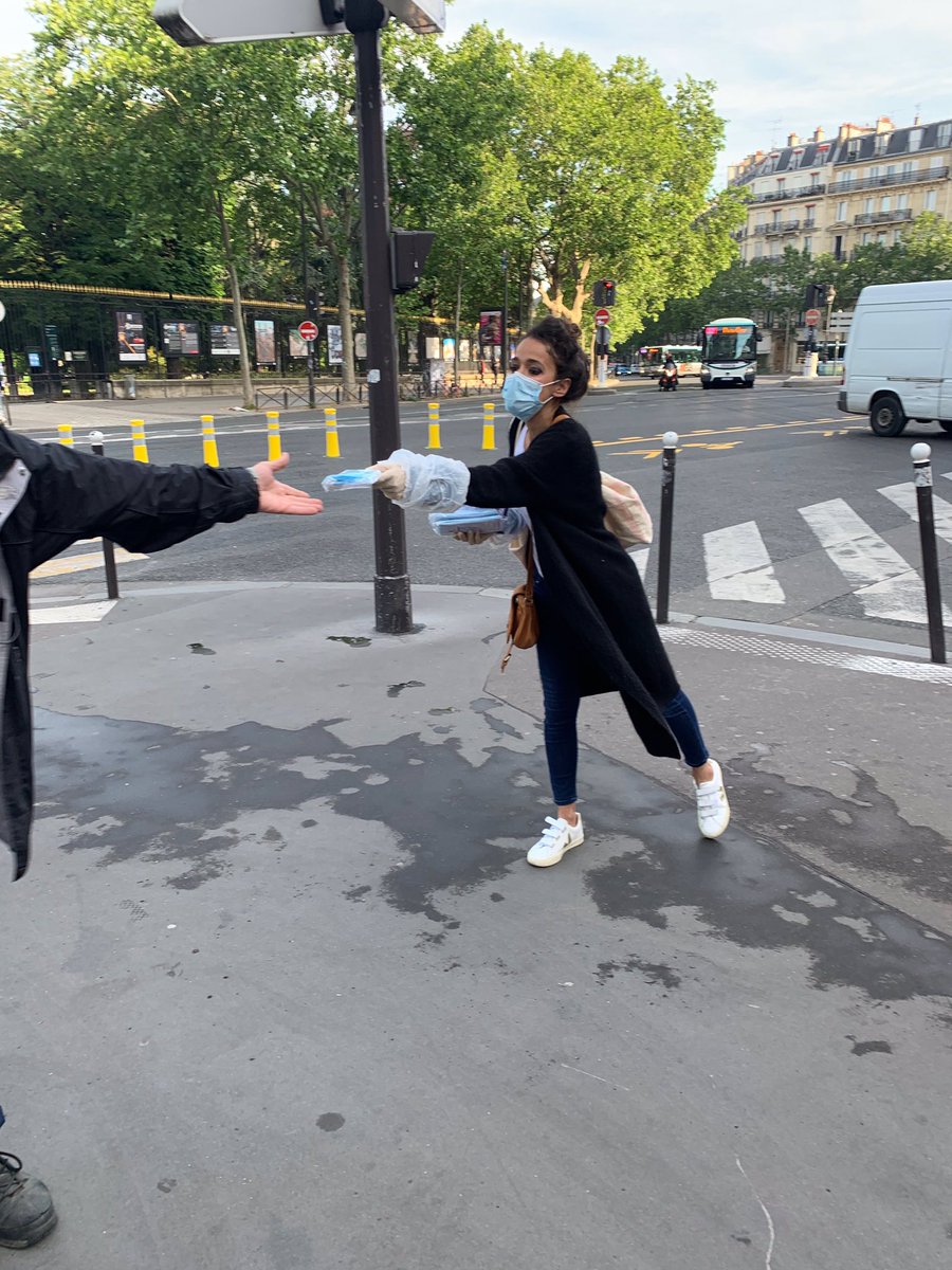 FBerthout's tweet photo. La @Mairie5Paris et de nombreux bénévoles ont aidé ce matin à la distribution des masques de la région à #PortRoyal, #Luxembourg, #StMichel et #Censier. Merci @vpecresse d’être aux côtés des usagers des transports franciliens pour des déplacements en toute sécurité sanitaire ! https://t.co/IGHj6t8Vk7