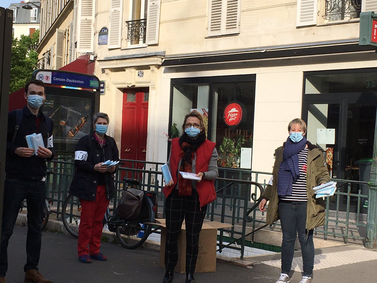 FBerthout's tweet photo. La @Mairie5Paris et de nombreux bénévoles ont aidé ce matin à la distribution des masques de la région à #PortRoyal, #Luxembourg, #StMichel et #Censier. Merci @vpecresse d’être aux côtés des usagers des transports franciliens pour des déplacements en toute sécurité sanitaire ! https://t.co/IGHj6t8Vk7