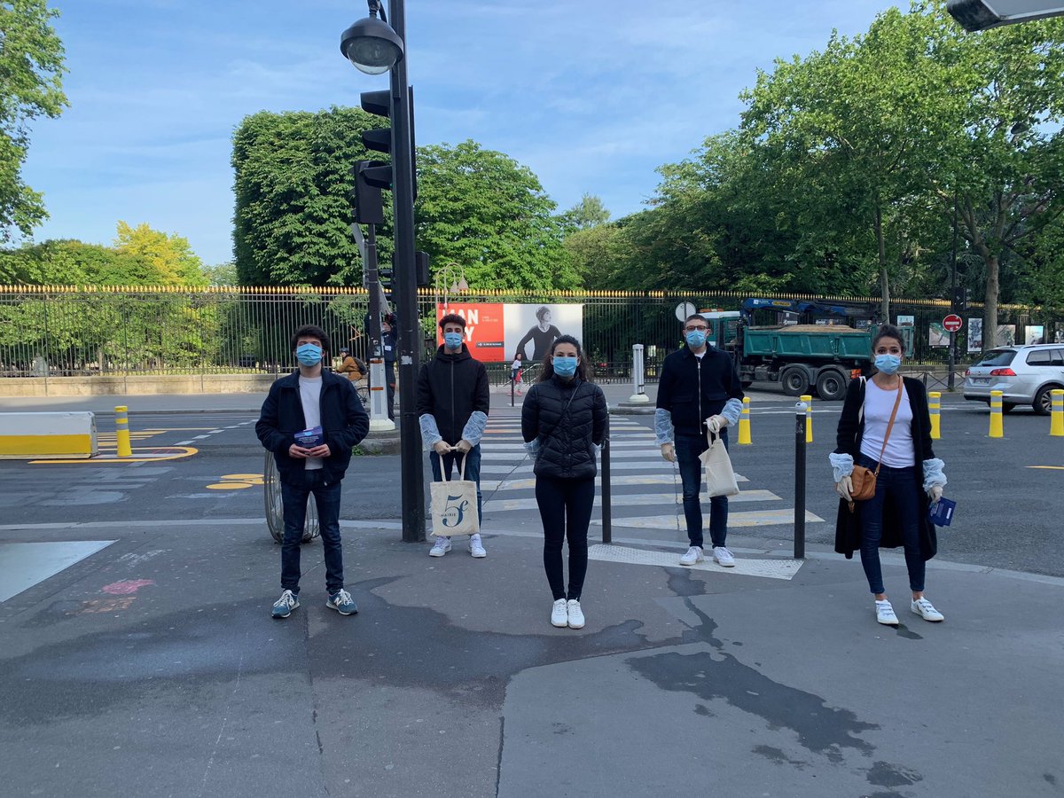 FBerthout's tweet photo. La @Mairie5Paris et de nombreux bénévoles ont aidé ce matin à la distribution des masques de la région à #PortRoyal, #Luxembourg, #StMichel et #Censier. Merci @vpecresse d’être aux côtés des usagers des transports franciliens pour des déplacements en toute sécurité sanitaire ! https://t.co/IGHj6t8Vk7