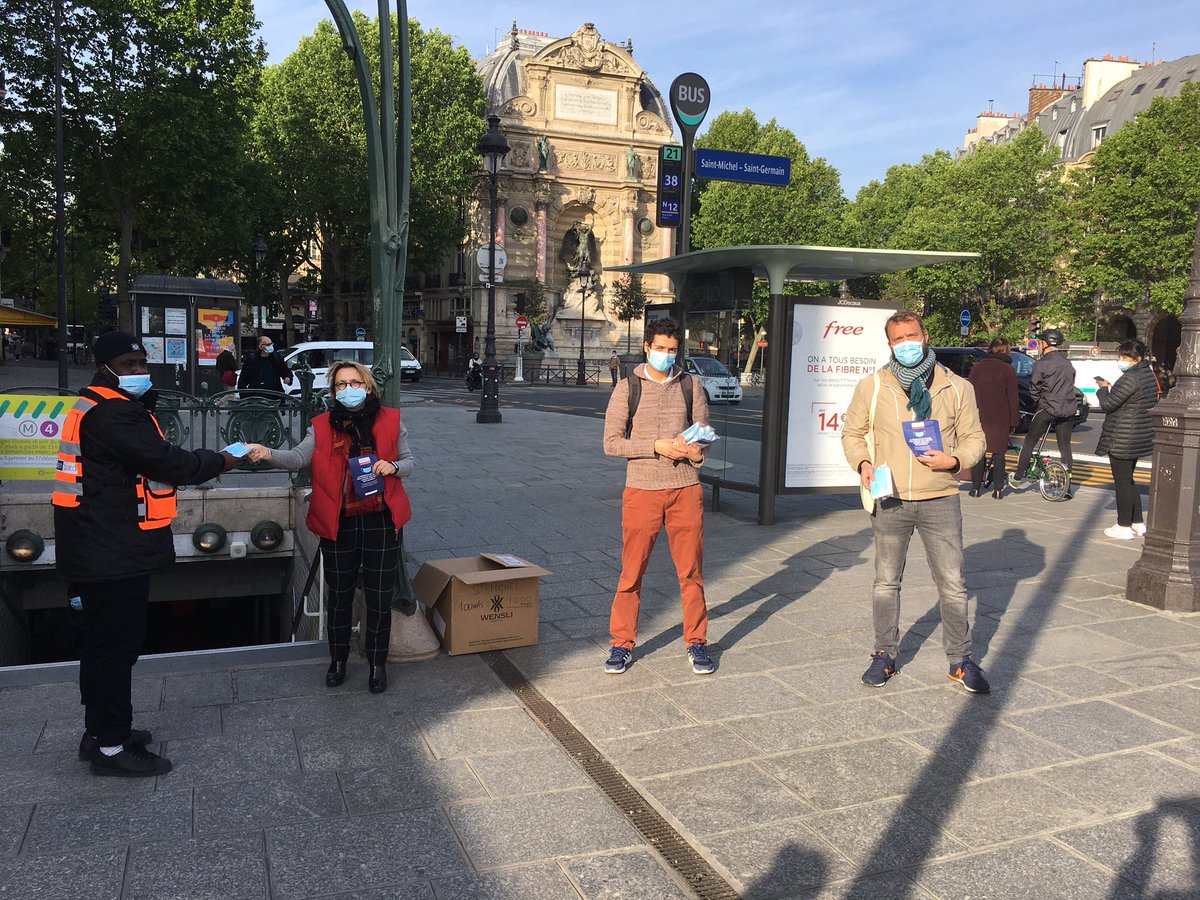 FBerthout's tweet photo. La @Mairie5Paris et de nombreux bénévoles ont aidé ce matin à la distribution des masques de la région à #PortRoyal, #Luxembourg, #StMichel et #Censier. Merci @vpecresse d’être aux côtés des usagers des transports franciliens pour des déplacements en toute sécurité sanitaire ! https://t.co/IGHj6t8Vk7