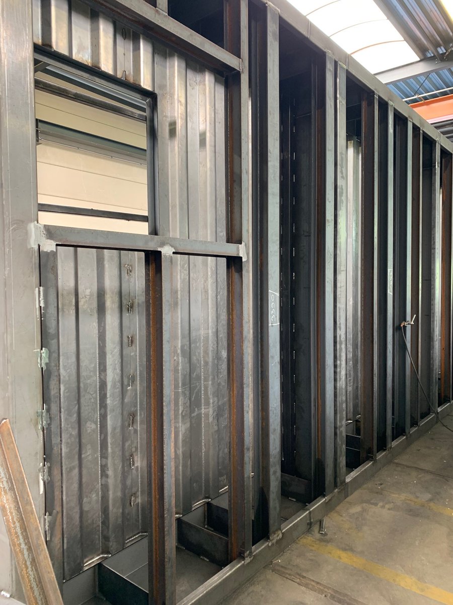 vosconbv's tweet photo. In #vlaardingen zijn we bij @vosconbv begonnen met het maken van #containers #behuizingen voor nieuwe gelijkrichter stations.

https://t.co/S9GhqFC0x4 https://t.co/AqDNOJ3tIV