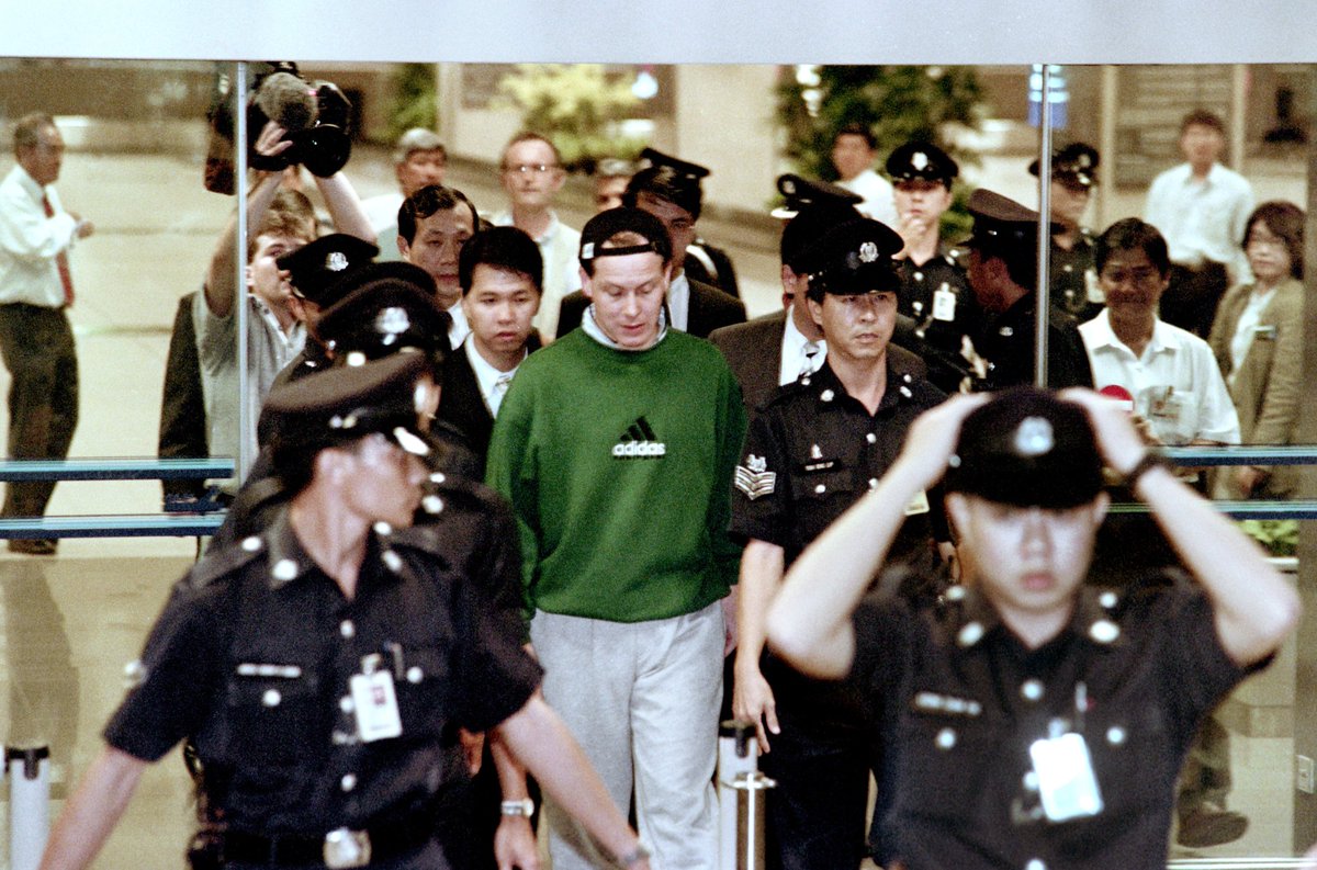 Nick Leeson a essayé de fuir mais en vain. Il est reconnu à l'aéroport de Francfort, extradé vers Singapour où il purgera une peine de prison et souffrira pendant sa détention d'un cancer du colon.